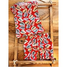 Kırmızı Zemin Üstünde Renkli Yapraklar Desenli Şortlu Yazlık Takım