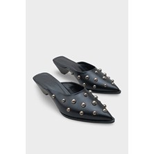 Meredith Sivri Burunlu Metal Aksesuarlı Burnu Kapalı Kadın Terlik