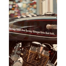 Sevmeyi Bildik Ama Sevmeyi Bilmeyen Birine Denk Geldik... Motorsiklet Yazı Sticker Araç Arkası