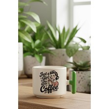 Just A Girl Who Loves Coffee Baskılı Yeşil Renkli T Kulplu Latte Fincanı Kupa