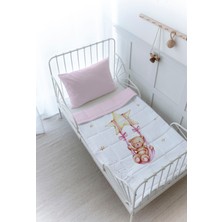 Organik Baskılı Montessori (100X200 Cm) Yorgan Seti  - Iconic Serisi - Yıldızda Sallanan Boz Ayı Pembe