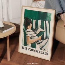 Kitap Kurdu Kız Okuma Posteri, Koyu Yeşil Tonlarda Couch Club Sanatı