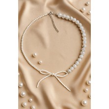 Zarif Tasarım Beyaz Inci Boncuklu Fiyonk Detaylı Kolye – El Yapımı Ayarlanabilir