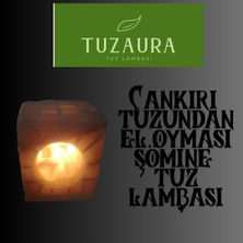 Gri Şömine Tasarımıyla Doğal Tuz Lambası, Sıcak ve Şık Atmosfer Sağlar