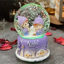 Hediyesahibi Winter Love Temalı Büyük Müzikli Işıklı Püskürmeli Kar Küresi Renkli Dekoratif Tasarım