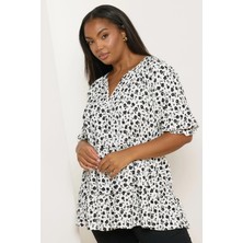 Büyük Beden Yarım Kollu V Yaka Eteği Fırfırlı Desenli Bluz 322572