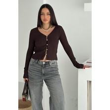 Kadın Düğme Detaylı Fit Triko Bluz – Zarif & Modern Stil