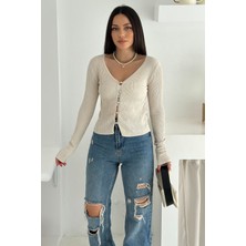 Kadın Düğme Detaylı Fit Triko Bluz – Zarif & Modern Stil