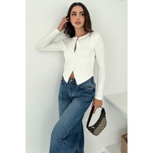 Kadın Sivri Etek Uçlu Düğmeli Bluz – Modern & Şehirli Stil