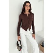 Kadın Sivri Etek Uçlu Düğmeli Bluz – Modern & Şehirli Stil