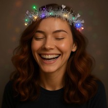 Kalp Püsküllü Gece Parıltısı 3 Modlu LED39LI Işıklı Taç Gümüş Renk - Lisinya