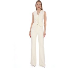 Pearl Kadın Kırık Beyaz Yelek ve Yüksek Bel İspanyol Paça Pantolon Takım – Minimal Şıklık & Zarif Ofis Stili