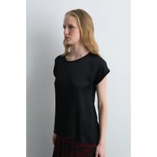Gusto Yuvarlak Yaka Önü Saten Viskon Tshirt - Siyah