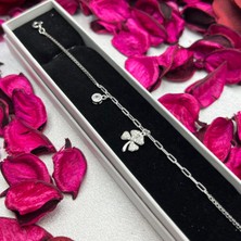 Victoria 925 Ayar Gümüş Yonca Figürlü Kadın Bileklik – Taşlı, Şık Tasarım, Gümüş Rengi