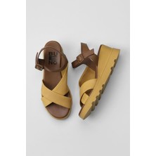 Bueno Shoes Sarı Kahve Deri Kadın Dolgu Topuklu Sandalet 01WY8601 01WY8601