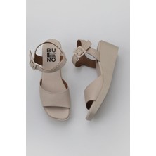 Bueno Shoes Krem Deri Kadın Dolgu Topuklu Sandalet 01WY2400 01WY2400