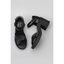 Bueno Shoes 8 cm Topuklu Kadın Siyah Deri Sandalet Dar Kalıp ile Günlük Kullanıma Uygun 01WY12501