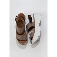 Bueno Shoes Gri Deri Kadın Dolgu Topuklu Sandalet 01WU11400 01WU11400
