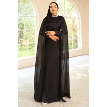 Olcay Yakası Taşlı Pelerin Detaylı Yoryo İpek Tesettür Abiye Elbise SİYAH 1247
