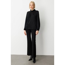 Ekol Önü Pileli Dantel Detaylı Bluz Siyah 03059