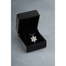 Essare 925 Ayar Gümüş Işıklı Kutuda Rodyum Kaplama Baget Taşlı Lotus Çiçeği Kolye