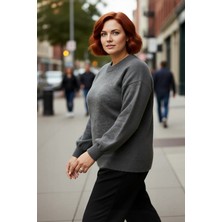 PayBuy Kadın Regular Kalıp Taş Detaylı Polo Yaka Triko Kazak Düşük Kol Tasarımıyla Kış Şıklığı Sunar