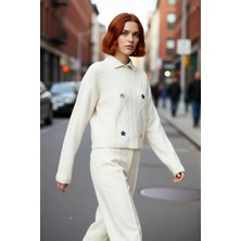 PayBuy Kadın Regular Kalıp Polo Yaka Saç Örgü Desenli Crop Akrilik Triko Nakışlı Çiçek Detaylı Kışlık Kazak