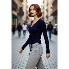 PayBuy Kadın Fitted Kruvaze Yaka Bağcıklı Triko Üst Modern Günlük Kombinler Için Şık ve Rahat Seçim