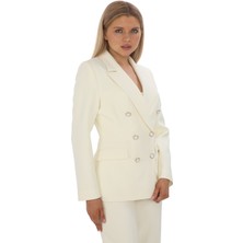 Pearl Kadın Beyaz Kruvaze Kısa Ceket - Metal Düğmeli, Şık ve Modern Blazer Tasarım | Dört Mevsim Uygun, Zarif ve Minimal Stil