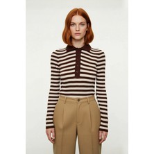 Ersefa Kadın Çizgili Polo Yaka Fitted Triko Kazak Akrilik Dokusuyla Casual ve Günlük Şıklık Sunar