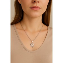 Pirlento Gümüş Kaplama Zirkon Taşlı Beş Yapraklı Papatya Desenli Bahar Çiçek Kadın Kolye