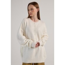 Minaaise Kadın Ekru Düğme Detaylı Oversize Yumoş Kazak 30031
