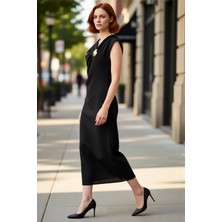 PayBuy Kadın Degaje Yaka Aksesuar Detaylı Midi Elbise Shift Kalıp Dokuma Kumaşıyla Şık ve Modern Seçim