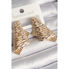 Skygo Pirinç Gold Renk İşleme Detaylı Katlanmış Kare Plaka Model Kadın Küpe - TJ-BKP10261