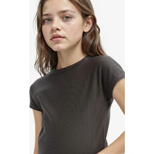 DeFacto Slim Fit Dar Kesim Bisiklet Yaka Basic Düz Fitilli Kaşkorse Kısa Kollu Tişört Kız Çocuk B3053A825SM