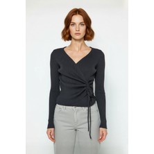 Ersefa Kadın Fitted Basic Triko Üst Kruvaze Yaka Bağcıklı Detaylı Günlük Kombinlerde Şıklık ve Konfor