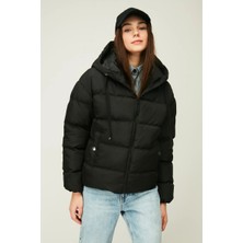 D1fference İçi Astarlı Cepli Kapüşonlu Jel Elyaflı Su ve Rügar Geçirmez Kadın Kışlık Mont