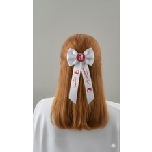 Sibel Günay Butik Atatürk Portreli ve Imzalı Beyaz Kurdele Toka | Küçük | Özel Gün Saç Aksesuarı