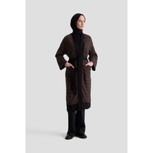 Armine Trend Kendinden Desenli Broş Detaylı Belden Kuşaklı Örme Hırka Kahverengi 25KT534