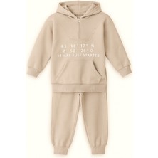 Erkek Çocuk Bej Kapüşonlu Yarım Fermuarlı 3 Iplik Eşofman Takımı – It Has Just Started Baskılı, Şardonlu Kumaş