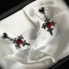 Dükkan Design Kalp Taşlı Gotik Haç Küpe