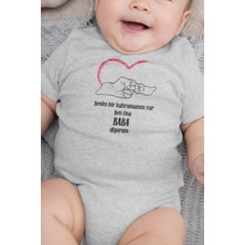 Overoz Organik %100 Pamuk Benim Bir Kahramanım Var Ben Ona Baba Diyorum Bebek Body Kısa Kolllu Badi 5175-G