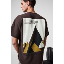 Grimelange MOTI Erkek Göğsü Sırtı Baskılı %100 Organik Pamuk Oversize Fit Bisiklet Yaka Kahverengi T-Shirt