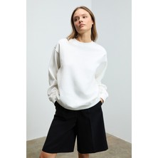 Grimelange KARIUS Kadın Organik Pamuklu İçi Polarlı Oversize Yuvarlak Yakalı Beyaz Sweatshirt