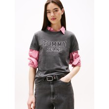 Tommy Jeans Yuvarlak Yaka Baskılı Siyah Kadın T-Shirt DW0DW21966BDS