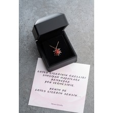 Famira 925 Ayar Gümüş Işıklı Kutu Garnet Taşlı Lotus Kolye
