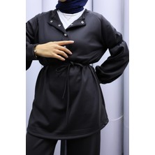 Onlymoon Bordo Scuba Kumaş Tesettür Alt Üst Takım – Yüksek Bel Çift Cepli Pantolon & Çıtçıt Yaka Üst