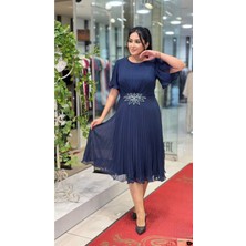 Live Forever Büyük Beden Pileli Şifon Abiye Elbise – Volan Kol, Midi Boy, Broş Detaylı