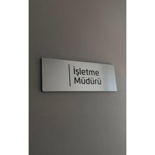 Yönline Metal Görünümlü Fırça Desenli Logolu Işletme Müdürü Kapı Isimliği Kendinden Yapışkanlı