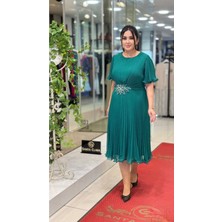 Live Forever Büyük Beden Pileli Şifon Abiye Elbise – Volan Kol, Midi Boy, Broş Detaylı